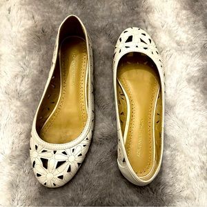 Adrienne Vittadini Ballet Flats Women’s 6 Cut Out Floral White Leather